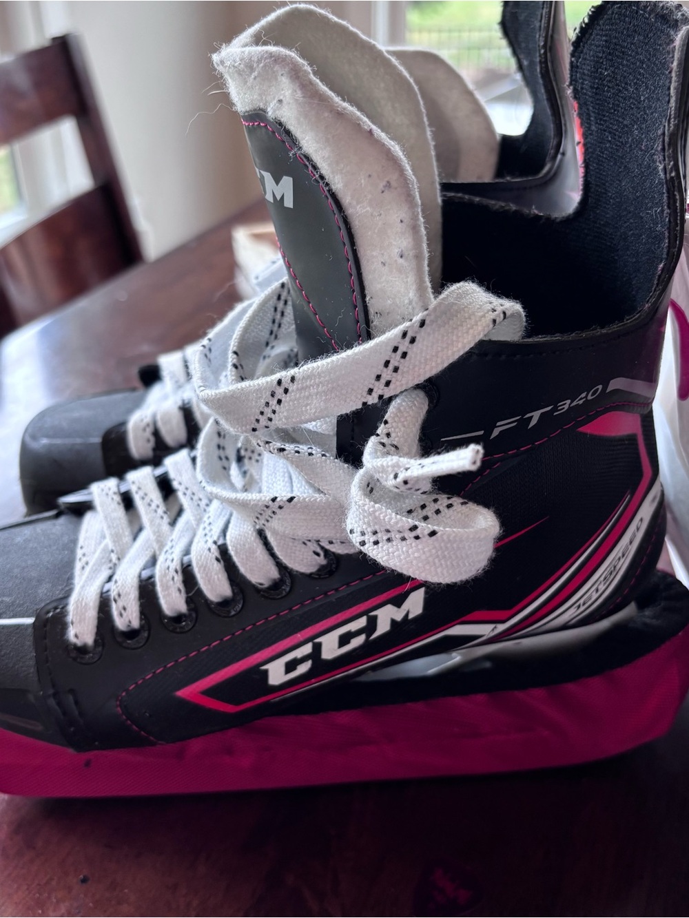 CCM JetSpeed FT340 Youth Ice Hockey Skates Size 5 Lace-Up Black/Red/White